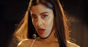 EPANO STO TRAPEZI Song Lyrics