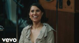 Lyrics of Suzanne (At The Church) Song