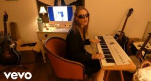 Wet Hair Lyrics – Audrey Hobert