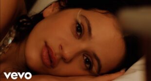 Lyrics of 딱 1년만 (Just 1 year) Song