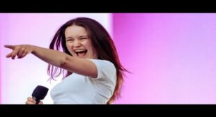 Lyrics of Kiss the Sky Song