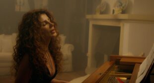 Amar De Novo (Set Fire To The Rain) (English Translation) Lyrics