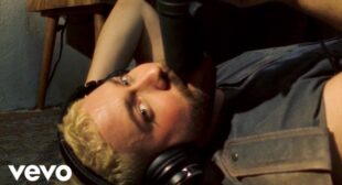 Lyrics of APRES SKI Song