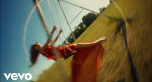 I Sit In Parks Lyrics