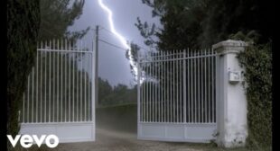 PAZZA IDEA (English Translation) Lyrics