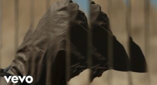 Lyrics of Non Mi Scende Song