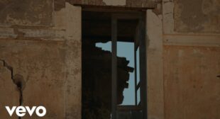 Tra Le Nuvole Song Lyrics